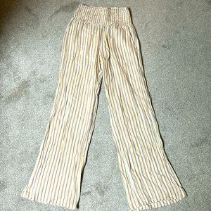 Billabong size medium, high-waisted cotton pants. Great for summer!